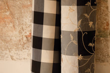 Laden Sie das Bild in den Galerie-Viewer, Secret Scroll black and white